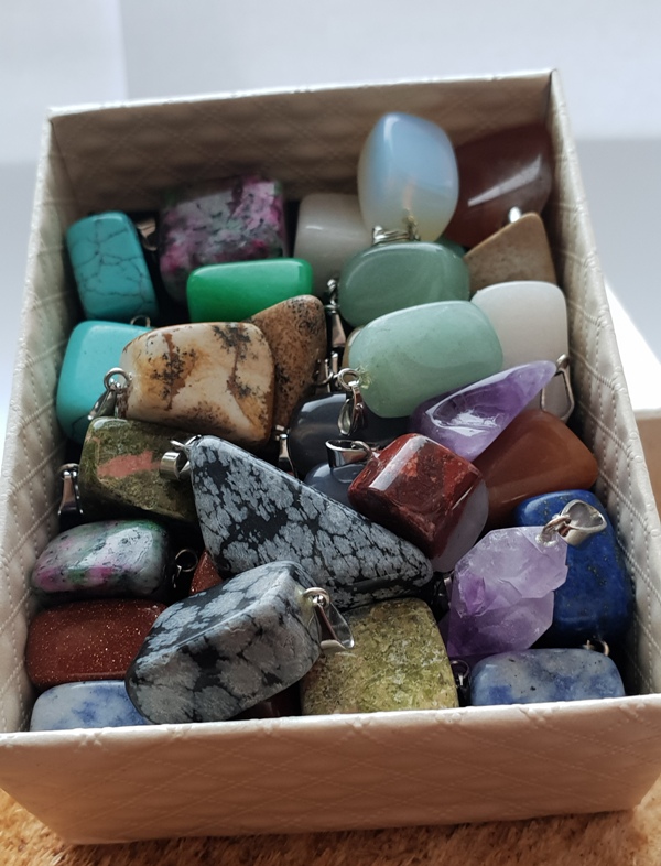 Naturāls dabisks akmens amulets - kulons